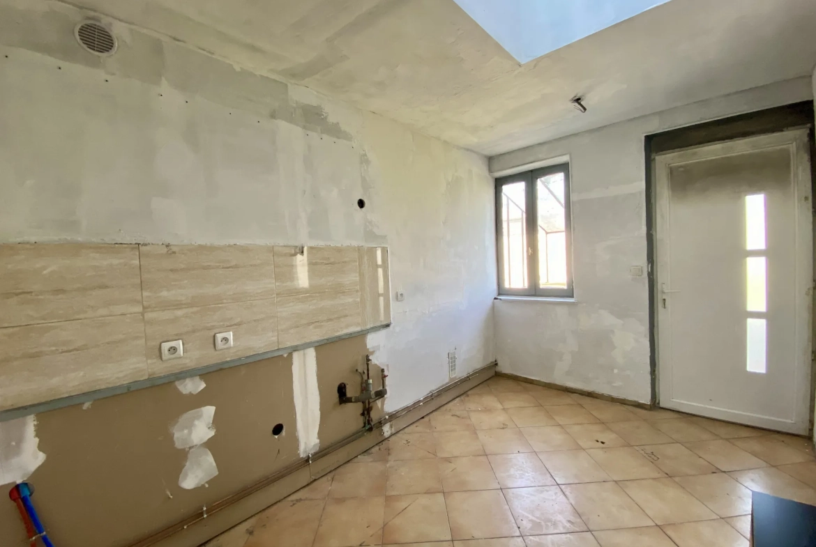 Maison semi-individuelle à Maubeuge avec garage et terrain à rénover 
