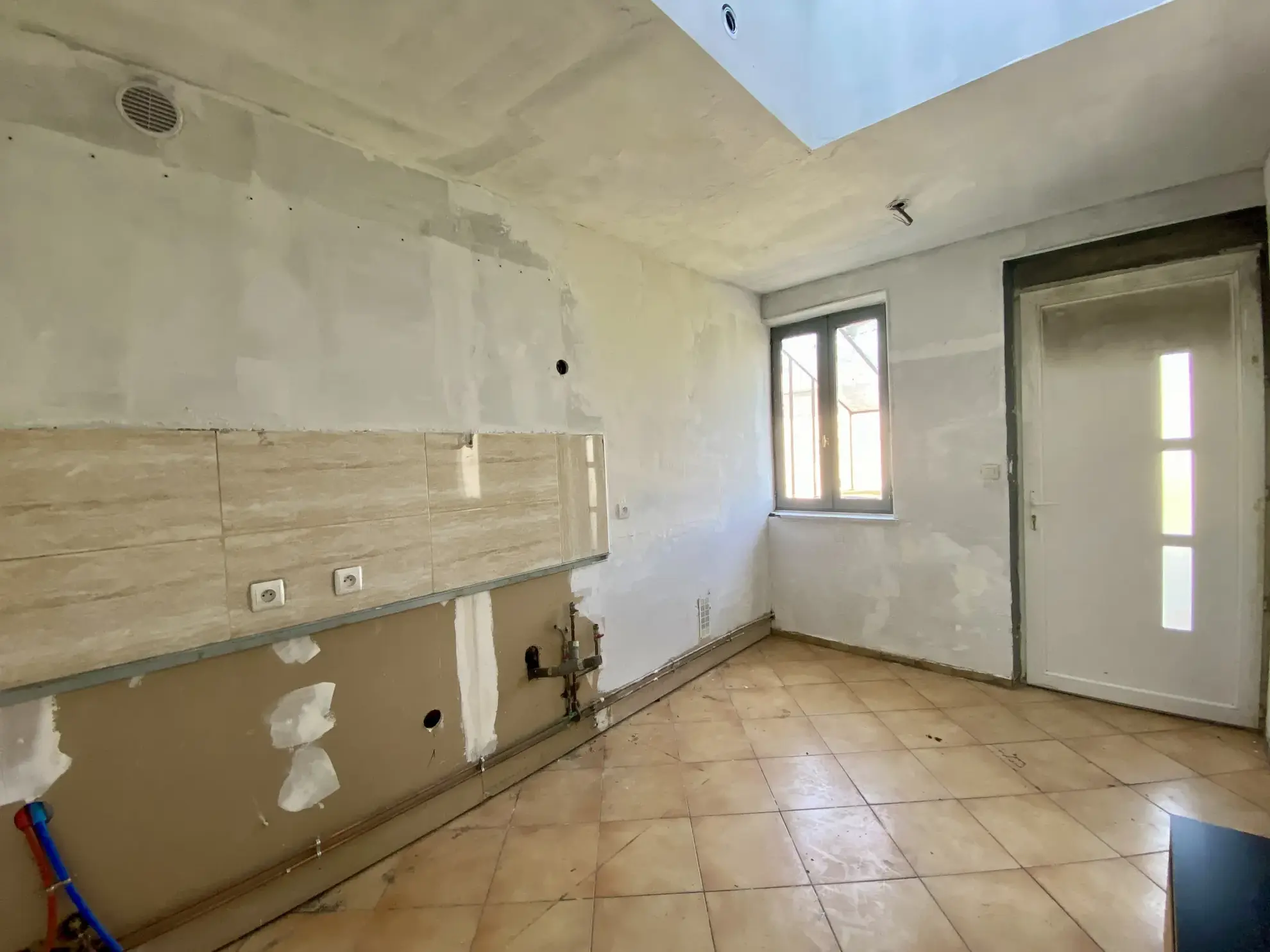 Maison semi-individuelle à Maubeuge avec garage et terrain à rénover 