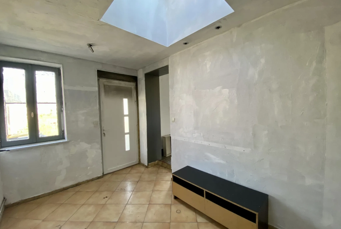 Maison semi-individuelle à Maubeuge avec garage et terrain à rénover 