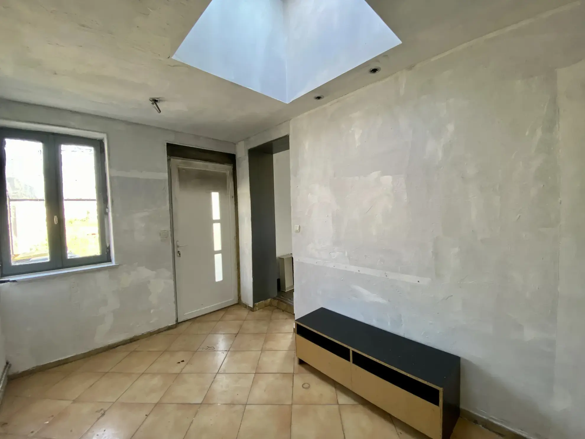 Maison semi-individuelle à Maubeuge avec garage et terrain à rénover 