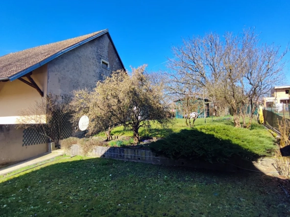 Maison accolée de 95 m² à Dasle avec garage et terrain clos 
