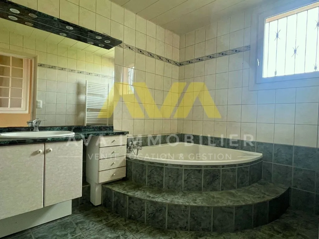 Maison à vendre avec 5 chambres, jardin et garage proche de Navarrenx 