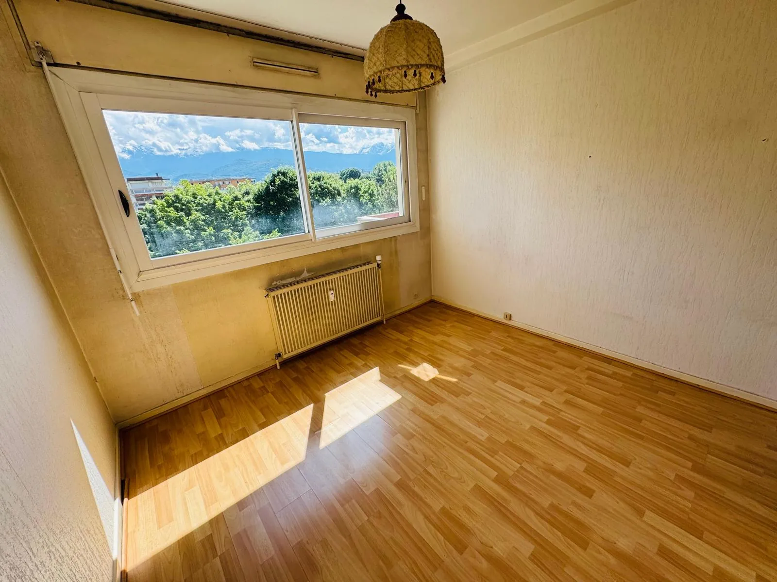 Appartement à vendre à Grenoble - 4 pièces, balcon, terrasse, à rafraîchir 