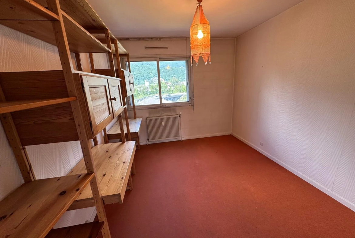 Appartement à vendre à Grenoble - 4 pièces, balcon, terrasse, à rafraîchir 