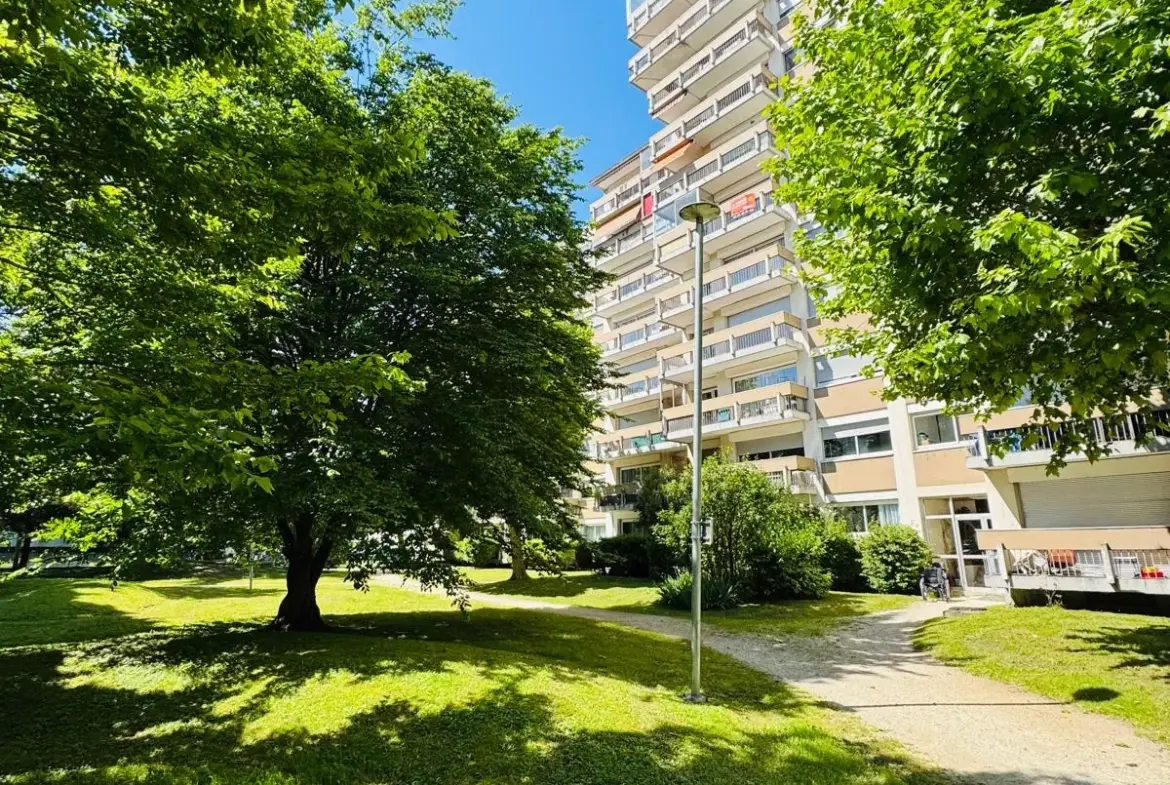 Appartement à vendre à Grenoble - 4 pièces, balcon, terrasse, à rafraîchir 
