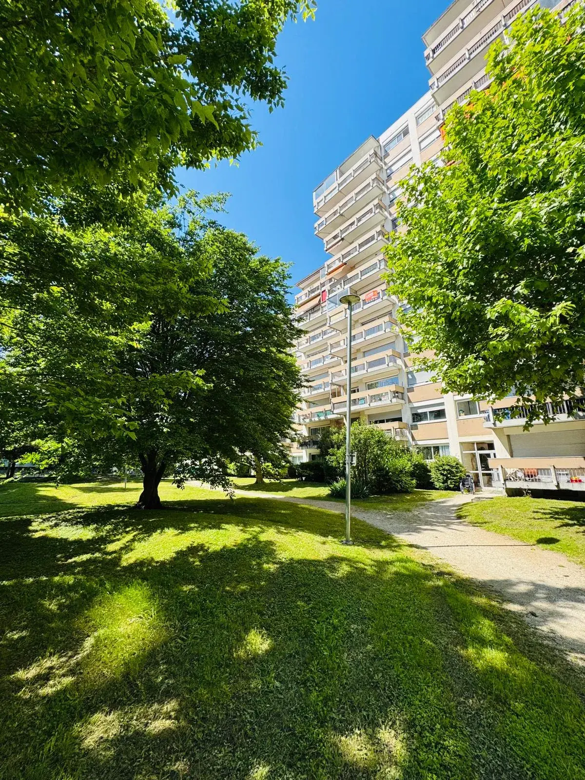 Appartement à vendre à Grenoble - 4 pièces, balcon, terrasse, à rafraîchir 