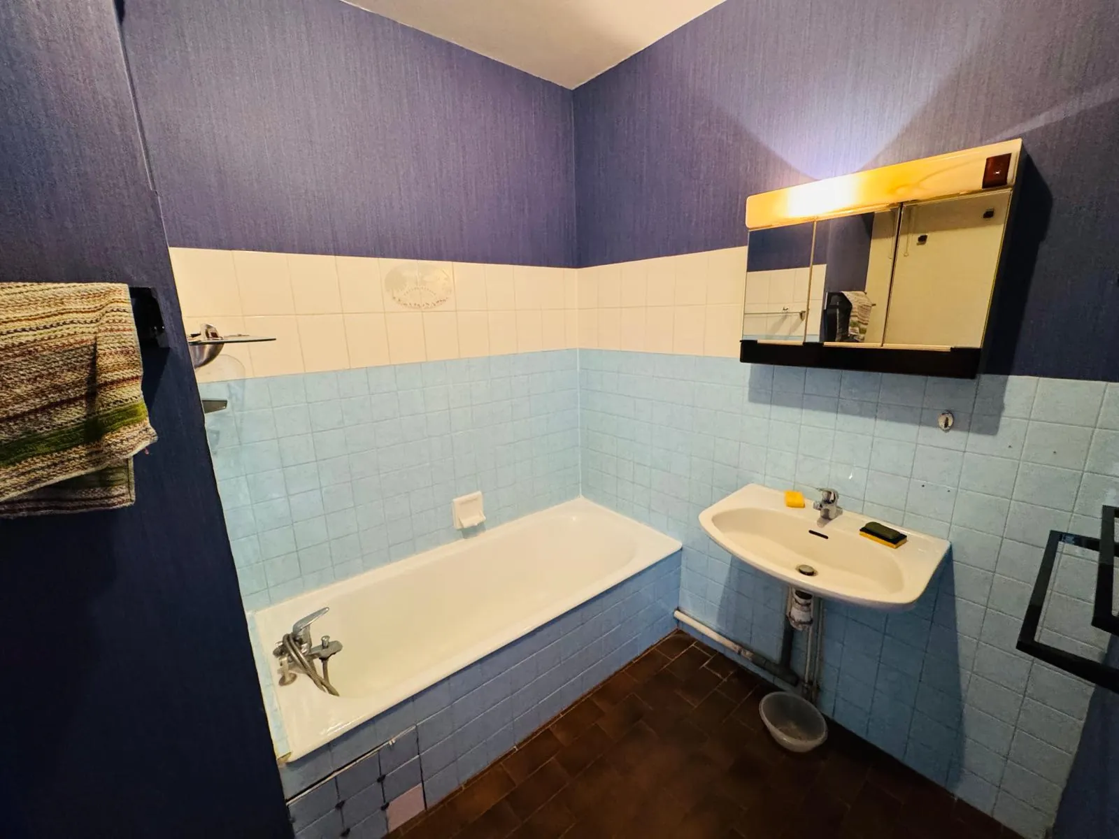Appartement à vendre à Grenoble - 4 pièces, balcon, terrasse, à rafraîchir 