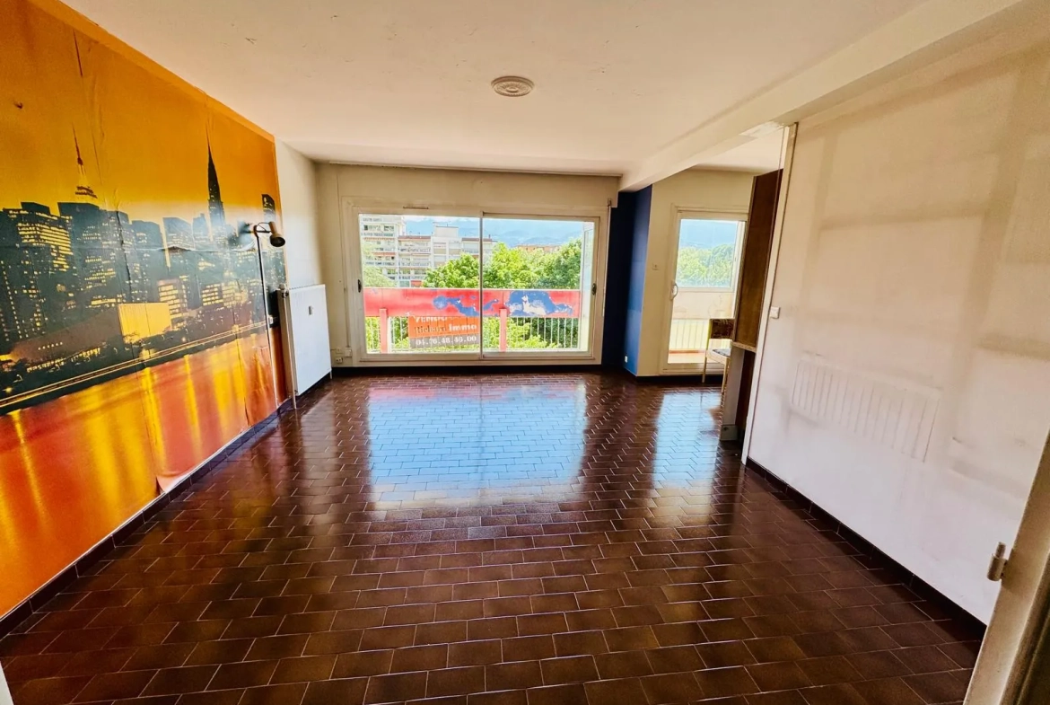 Appartement à vendre à Grenoble - 4 pièces, balcon, terrasse, à rafraîchir 