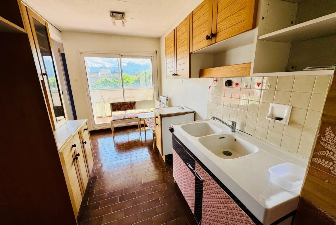 Appartement à vendre à Grenoble - 4 pièces, balcon, terrasse, à rafraîchir 