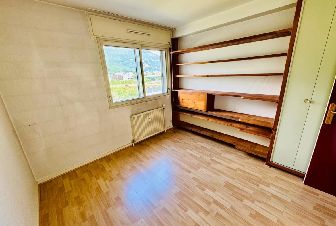 Appartement à vendre à Grenoble - 4 pièces, balcon, terrasse, à rafraîchir 