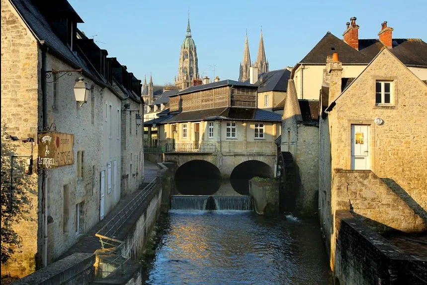Appartement lumineux de 2 pièces avec parking à Bayeux, idéal pour investissement ou résidence 