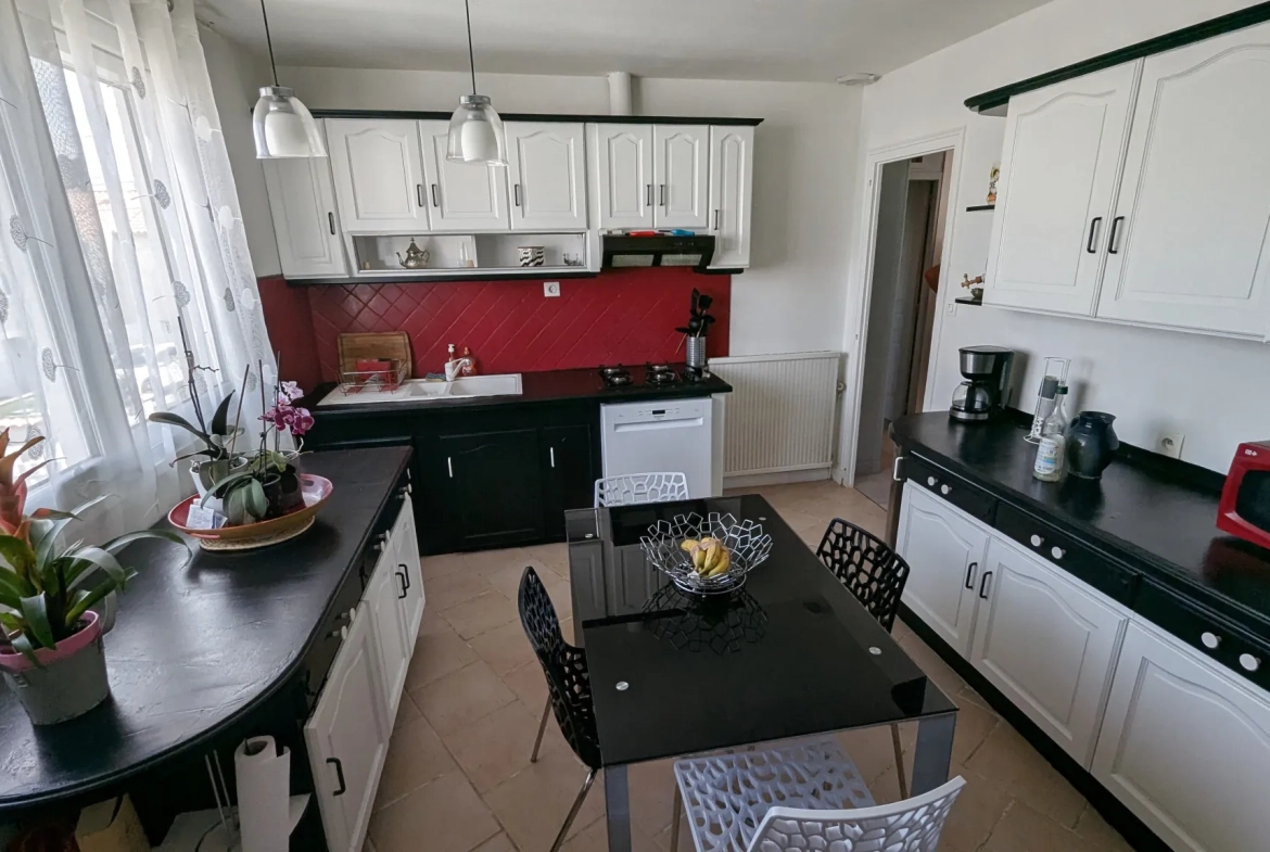 Maison familiale à Chauray avec grand jardin et sous-sol, idéal pour famille 