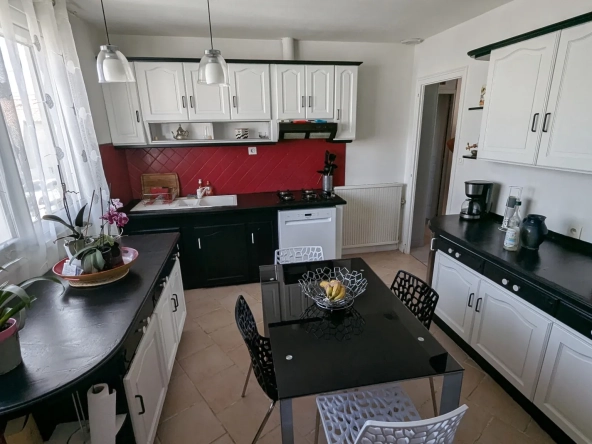 Maison familiale à Chauray avec grand jardin et sous-sol, idéal pour famille 
