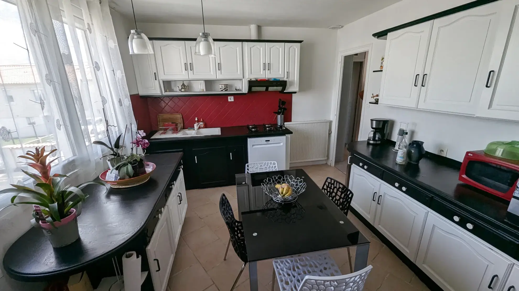 Maison familiale à Chauray avec grand jardin et sous-sol, idéal pour famille 