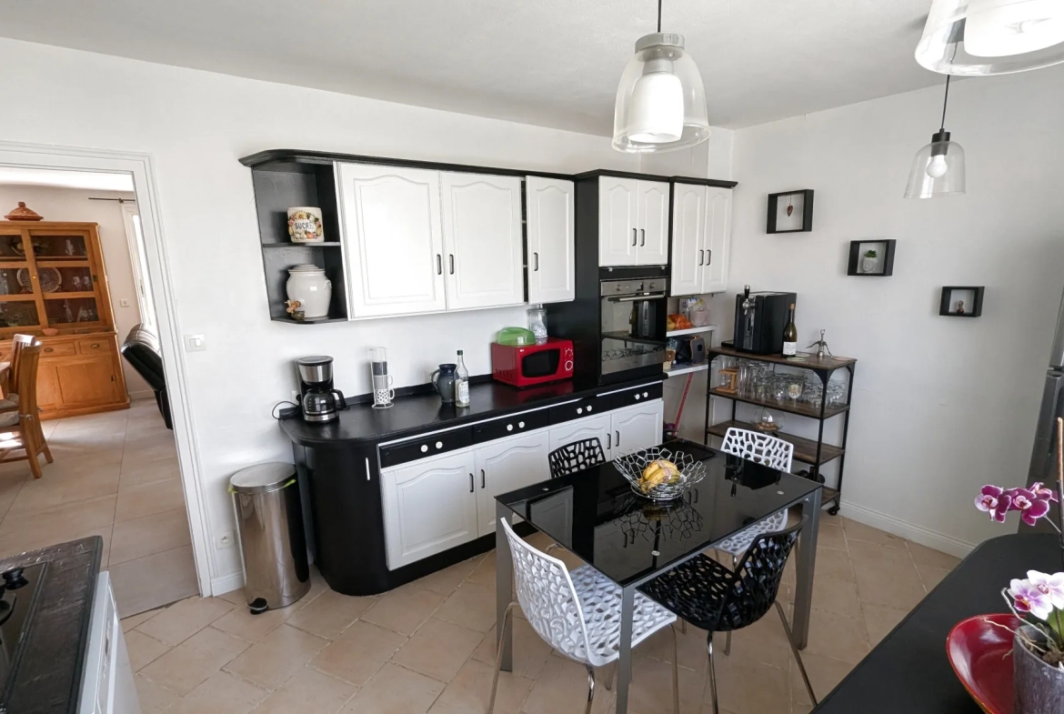 Maison familiale à Chauray avec grand jardin et sous-sol, idéal pour famille 