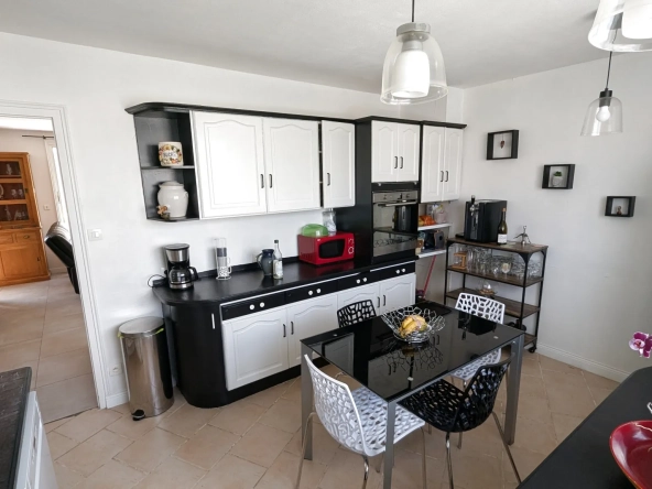 Maison familiale à Chauray avec grand jardin et sous-sol, idéal pour famille 