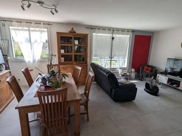 Maison familiale à Chauray avec grand jardin et sous-sol, idéal pour famille 