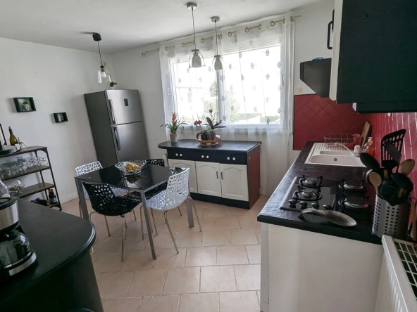 Maison familiale à Chauray avec grand jardin et sous-sol, idéal pour famille 