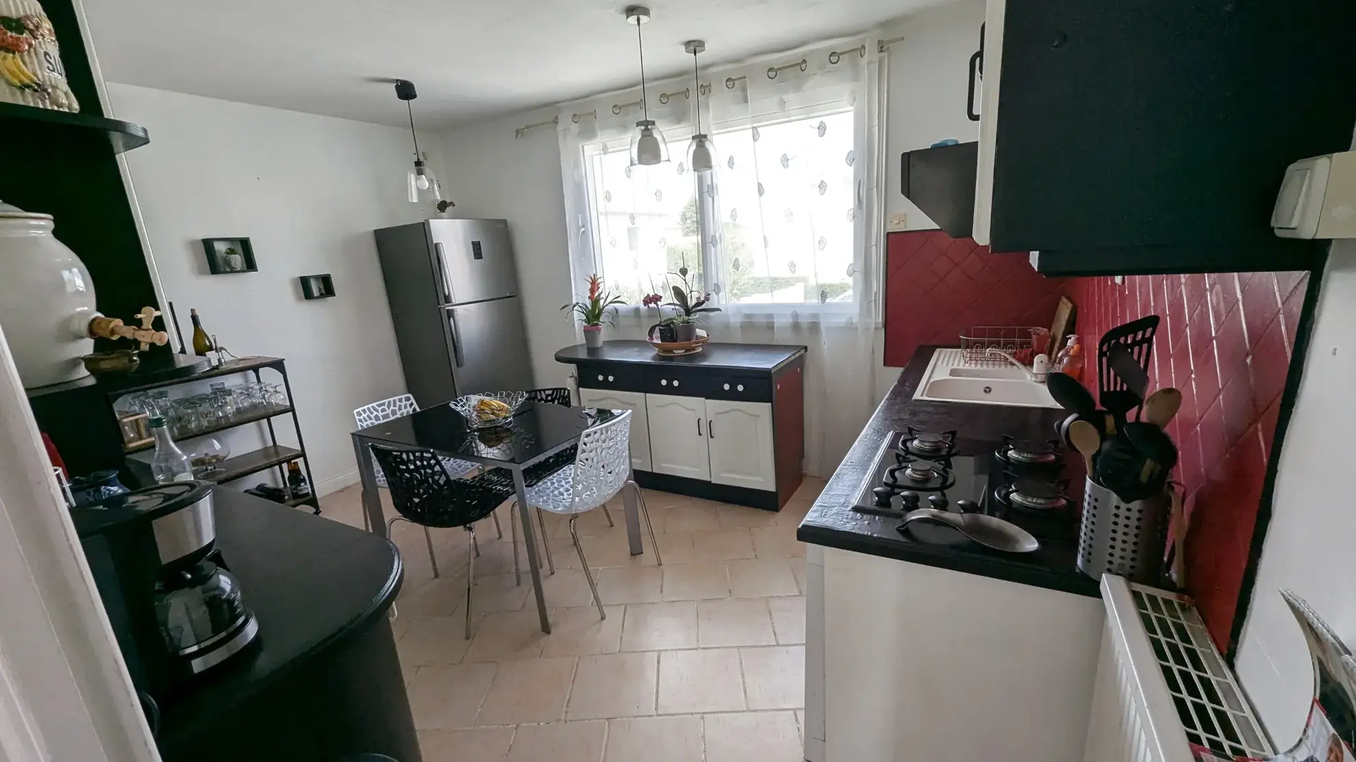 Maison familiale à Chauray avec grand jardin et sous-sol, idéal pour famille 