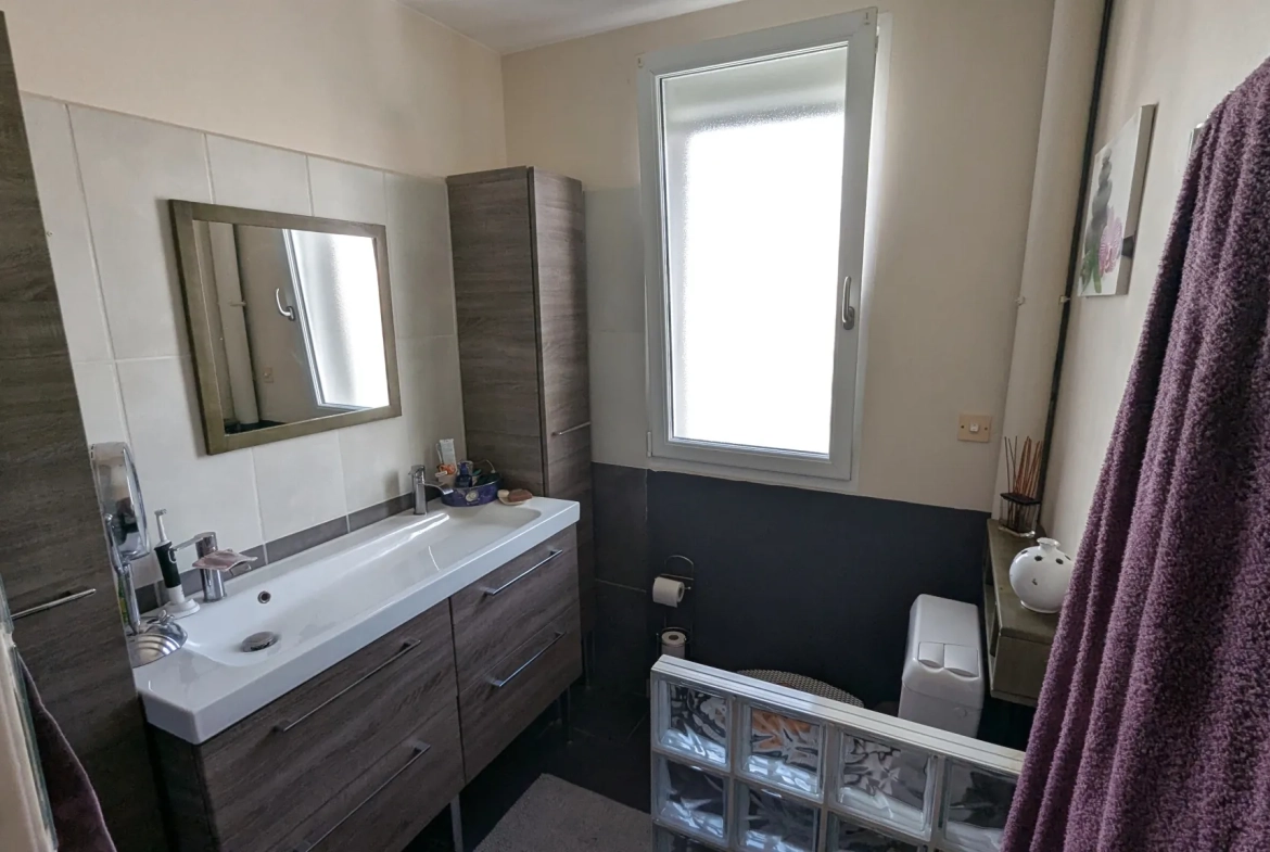 Maison familiale à Chauray avec grand jardin et sous-sol, idéal pour famille 