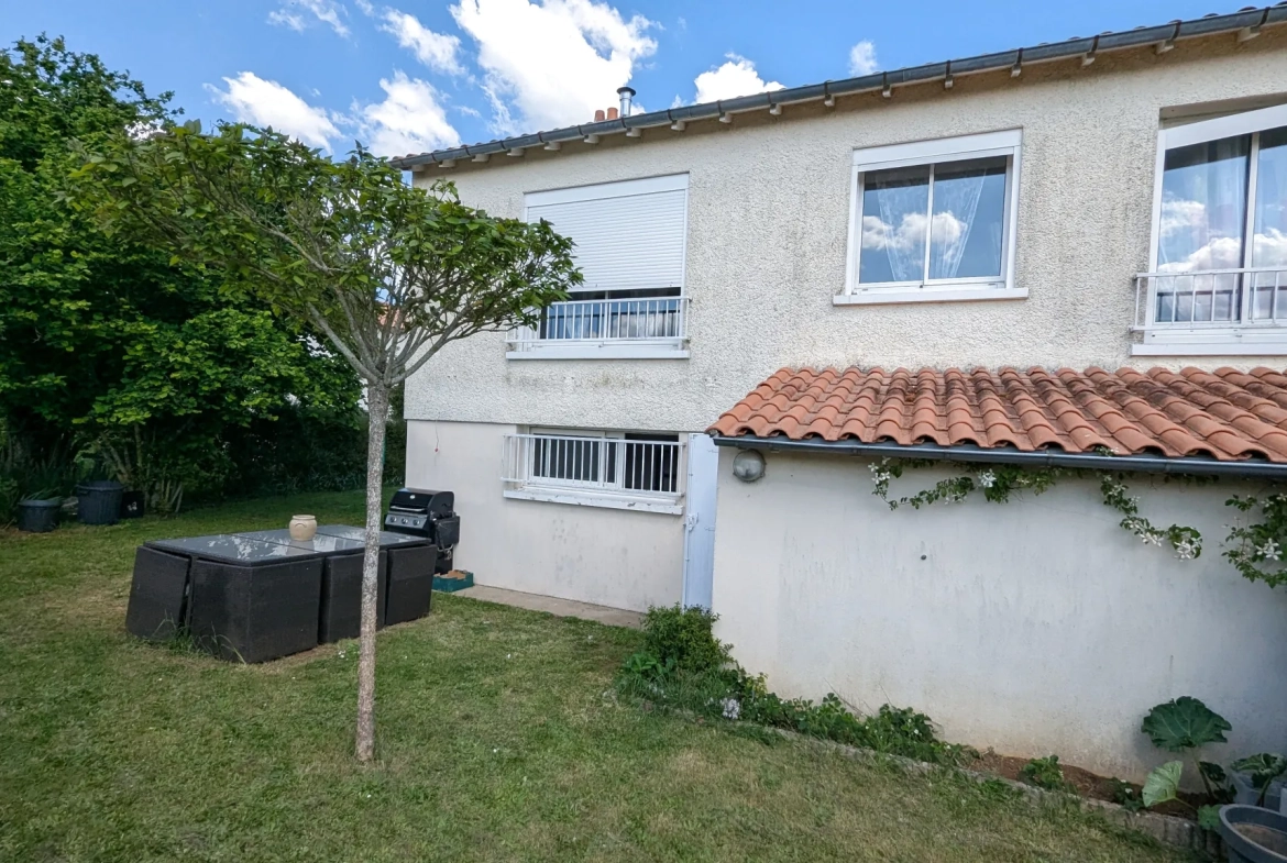 Maison familiale à Chauray avec grand jardin et sous-sol, idéal pour famille 