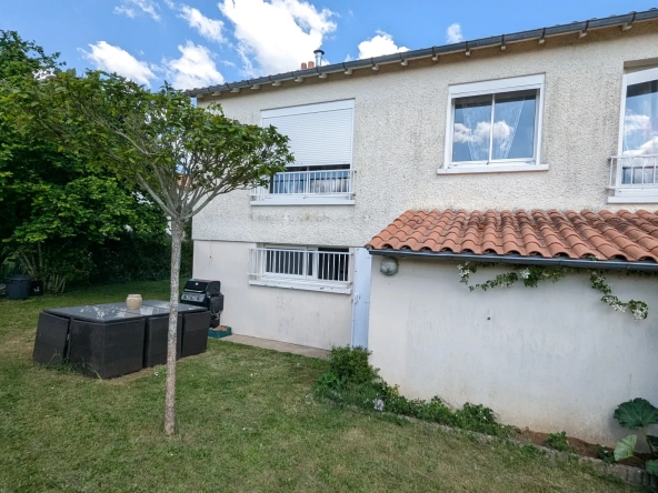 Maison familiale à Chauray avec grand jardin et sous-sol, idéal pour famille