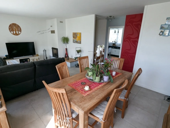 Maison familiale à Chauray avec grand jardin et sous-sol, idéal pour famille 