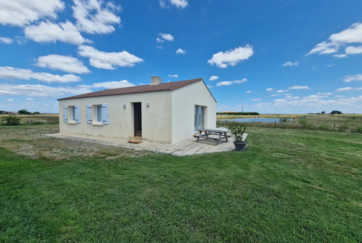 Maison avec 3 chambres, dépendance et grand terrain à Bouin, proximité de la mer 