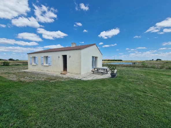 Maison avec 3 chambres, dépendance et grand terrain à Bouin, proximité de la mer