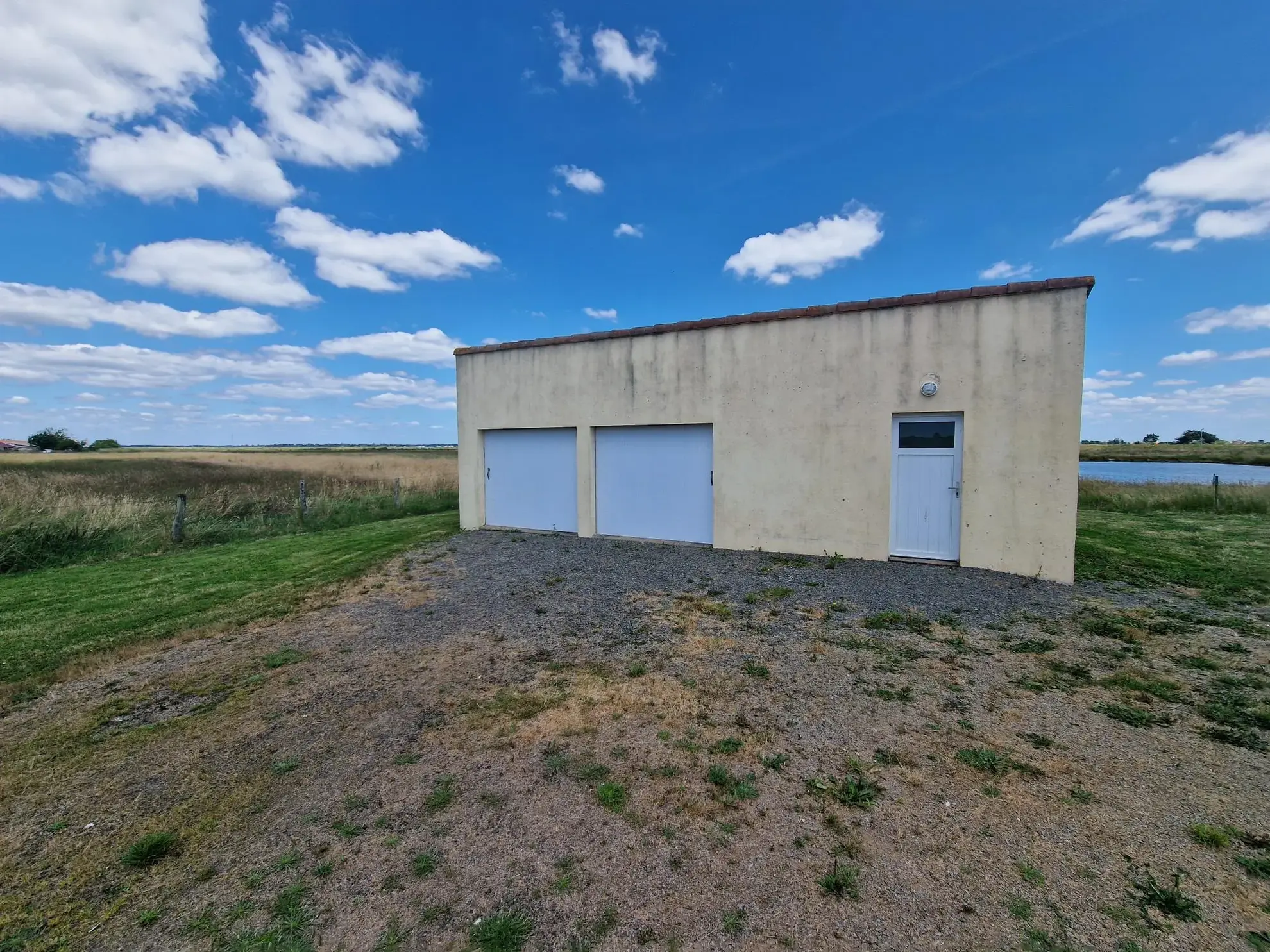 Maison avec 3 chambres, dépendance et grand terrain à Bouin, proximité de la mer 