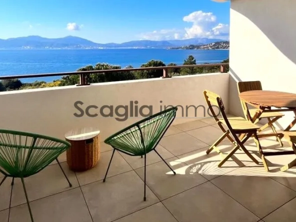 Vente appartement T2 avec terrasse et vue mer à Agosta, dernière étage