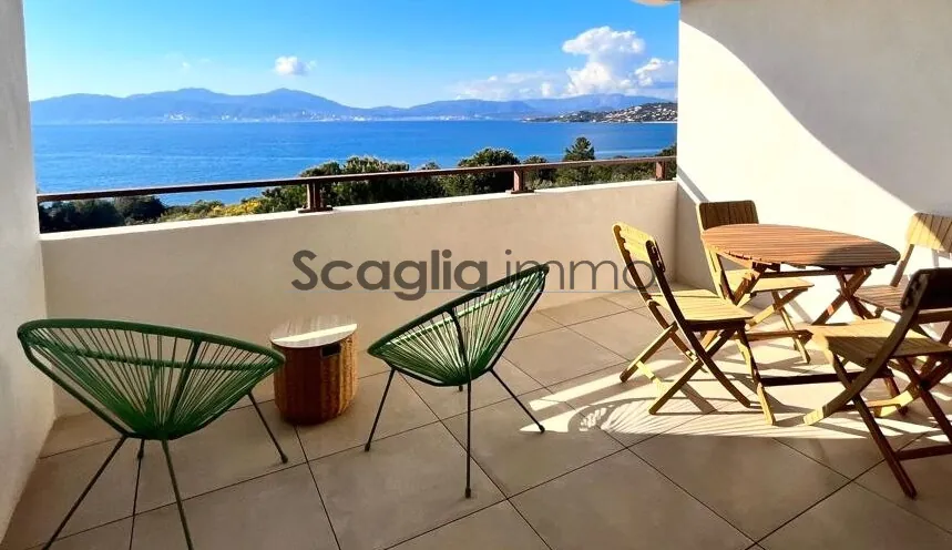 Vente appartement T2 avec terrasse et vue mer à Agosta, dernière étage 