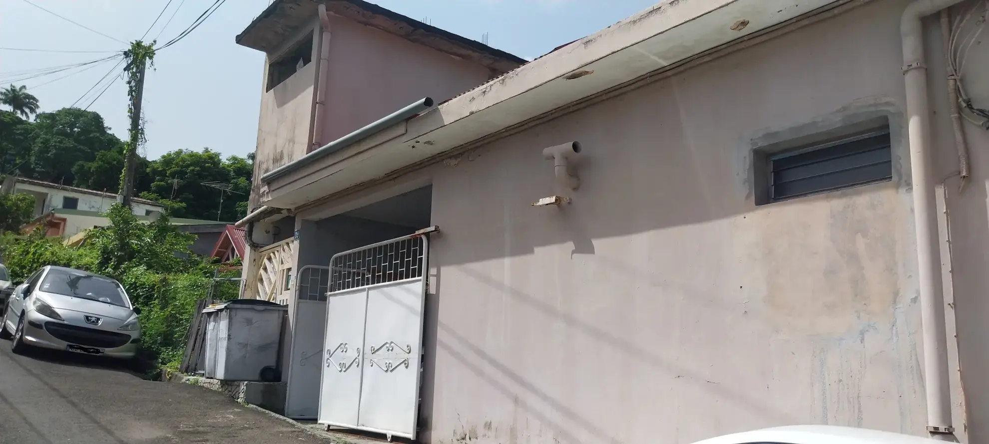 Maison F6 à Fort-de-France avec deux appartements et terrain - Excellente opportunité d'investissement 