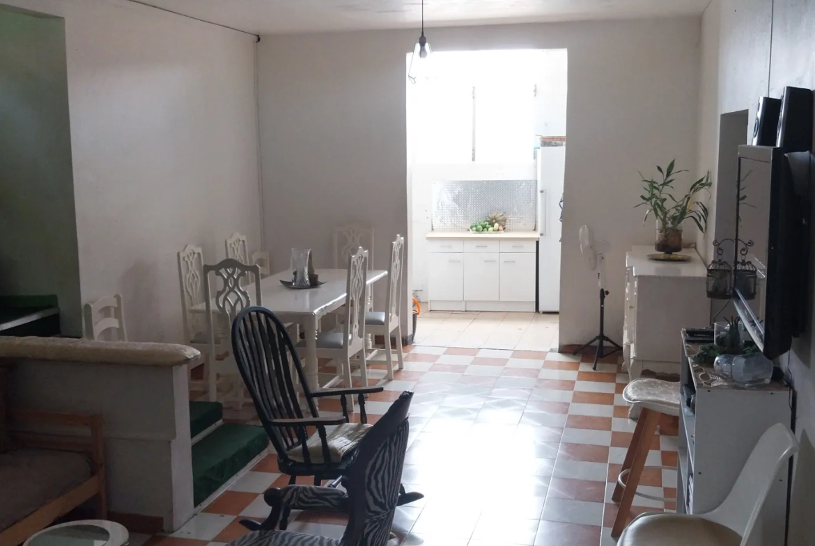 Maison F6 à Fort-de-France avec deux appartements et terrain - Excellente opportunité d'investissement 