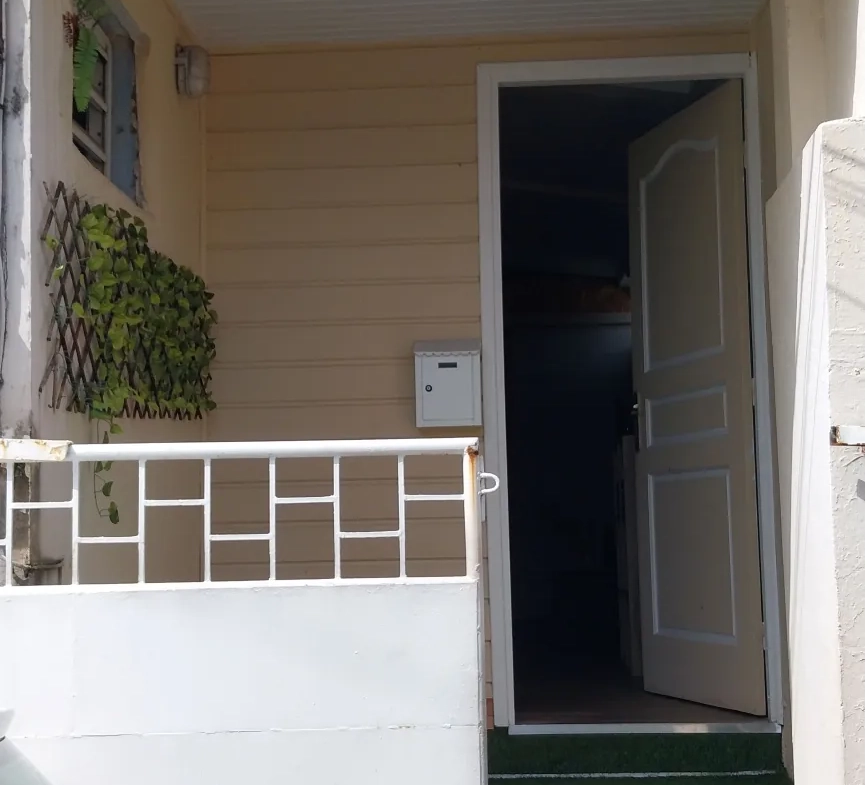 Maison F6 à Fort-de-France avec deux appartements et terrain - Excellente opportunité d'investissement 