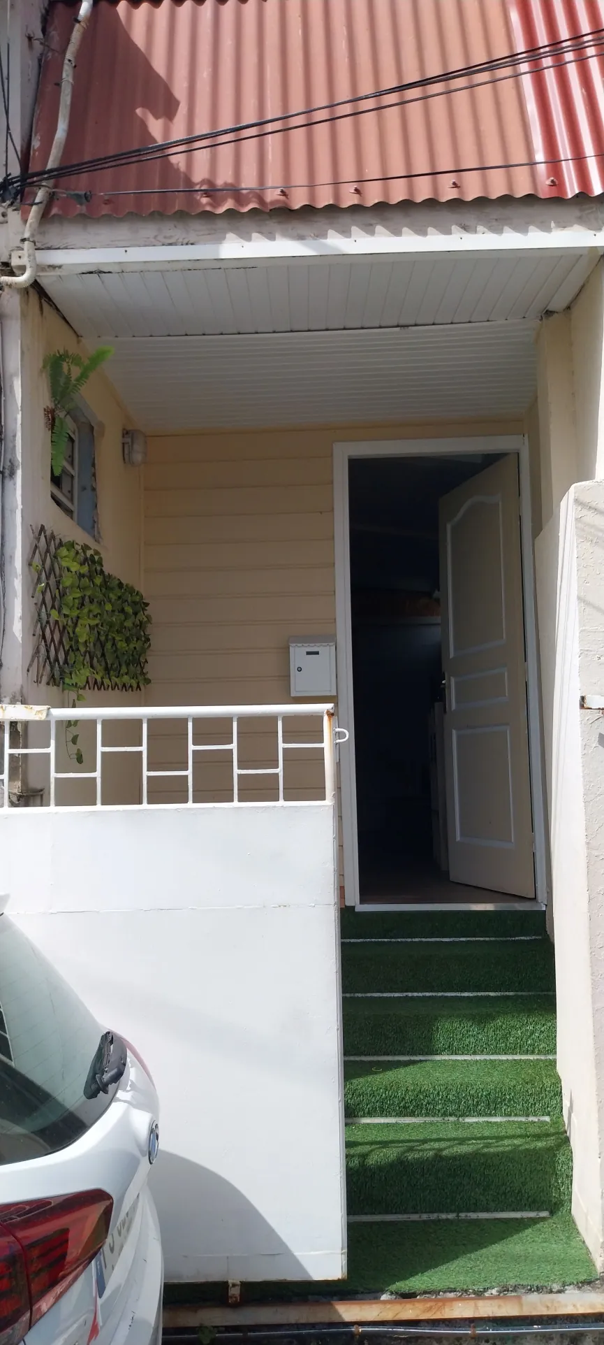 Maison F6 à Fort-de-France avec deux appartements et terrain - Excellente opportunité d'investissement 