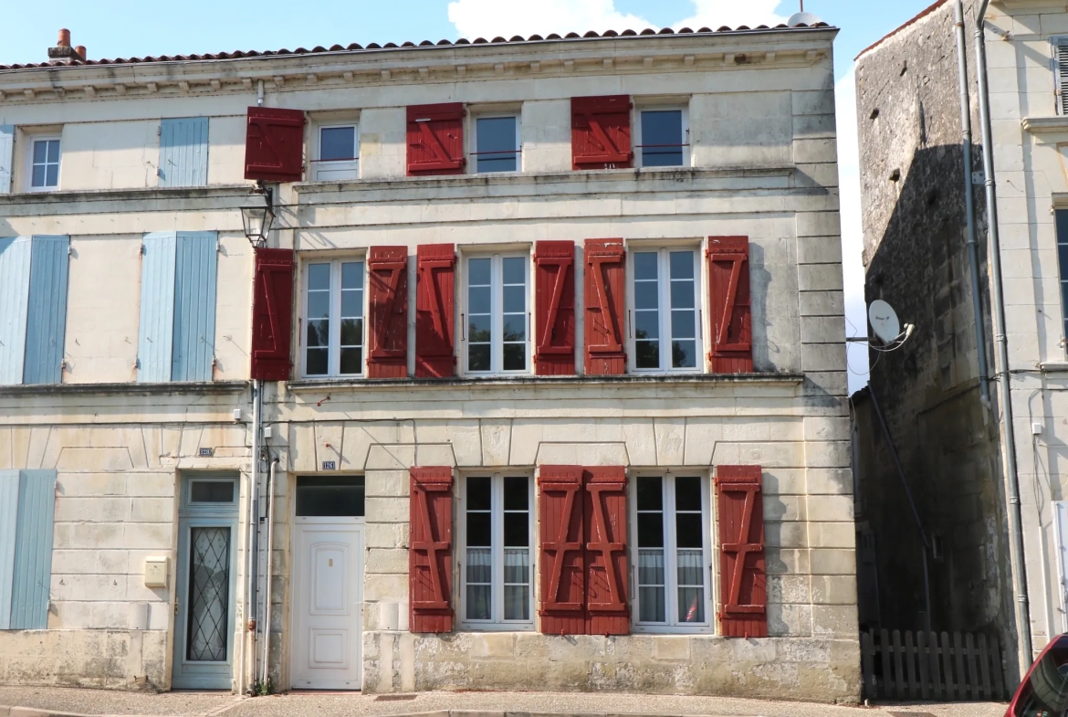 Maison de 103 m² avec vue sur la Charente et dépendance à Saint-Savinien 