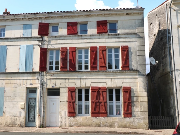 Maison de 103 m² avec vue sur la Charente et dépendance à Saint-Savinien