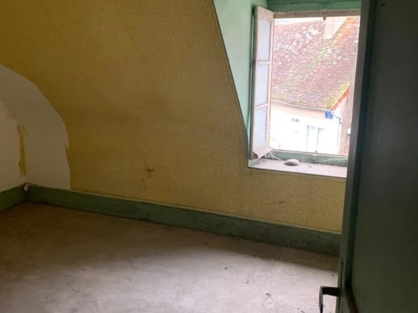 Maison de village à Châteauneuf-Val-de-Bargis à vendre avec travaux et potentiel intéressant 