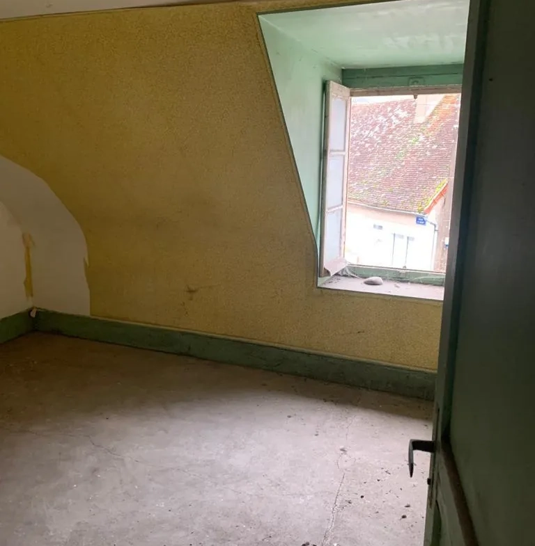 Maison de village à Châteauneuf-Val-de-Bargis à vendre avec travaux et potentiel intéressant 