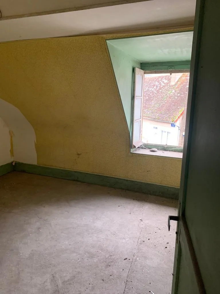 Maison de village à Châteauneuf-Val-de-Bargis à vendre avec travaux et potentiel intéressant 