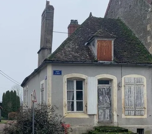 Maison de village à Châteauneuf-Val-de-Bargis à vendre avec travaux et potentiel intéressant