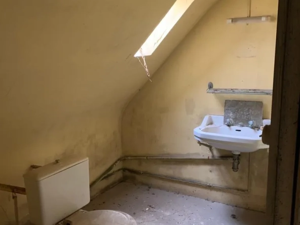 Maison de village à Châteauneuf-Val-de-Bargis à vendre avec travaux et potentiel intéressant 