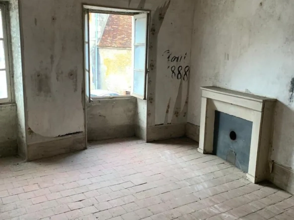 Maison de village à Châteauneuf-Val-de-Bargis à vendre avec travaux et potentiel intéressant 