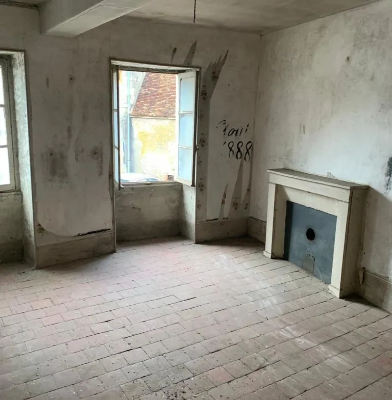 Maison de village à Châteauneuf-Val-de-Bargis à vendre avec travaux et potentiel intéressant 