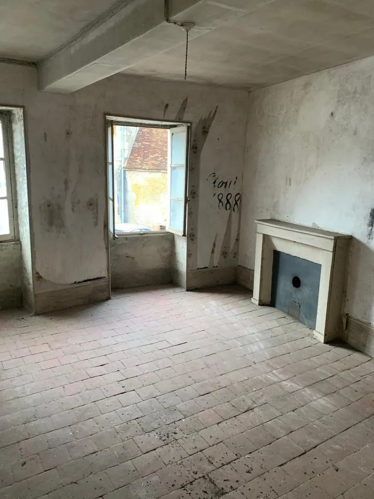 Maison de village à Châteauneuf-Val-de-Bargis à vendre avec travaux et potentiel intéressant 
