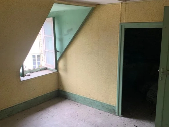 Maison de village à Châteauneuf-Val-de-Bargis à vendre avec travaux et potentiel intéressant 
