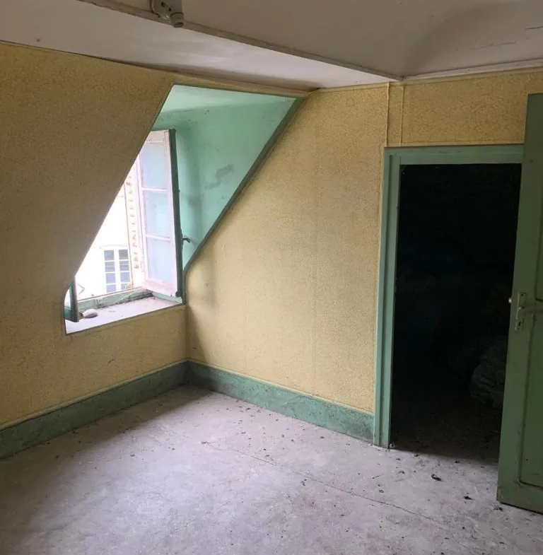 Maison de village à Châteauneuf-Val-de-Bargis à vendre avec travaux et potentiel intéressant 