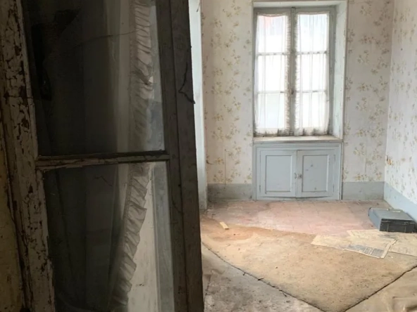 Maison de village à Châteauneuf-Val-de-Bargis à vendre avec travaux et potentiel intéressant 