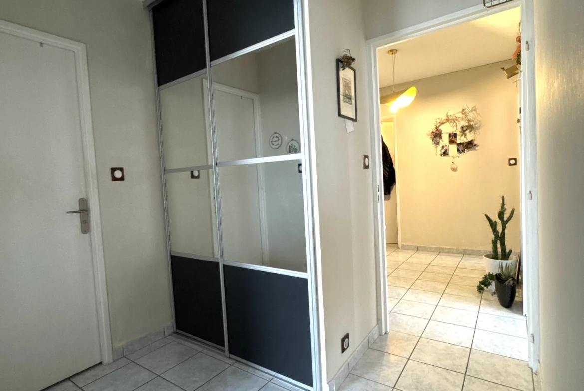 Appartement F4 avec balcon, cave et parking à Saint-Étienne Villeboeuf Le Haut 